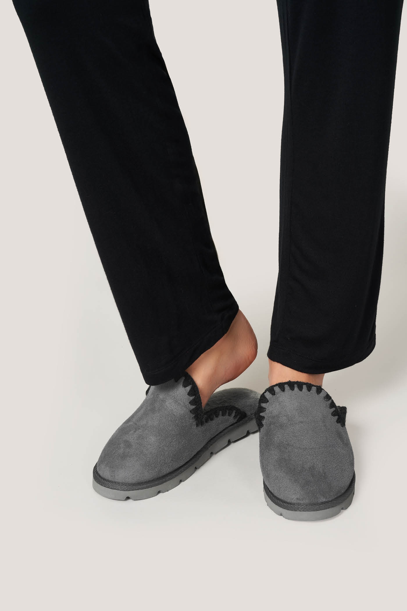 Slipper Tinta Unita con Ricamo